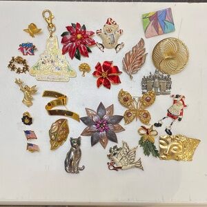 Brooch Pin Jewelry Lot Assorted Styles & metal tone Signed & Unsigned Brooches
